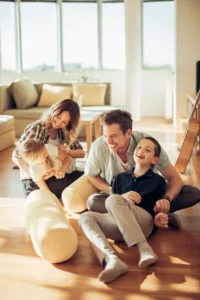 Famille de 4 personnes heureux dans leur salon
