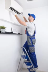 Spécialiste qui entretient un climatiseur