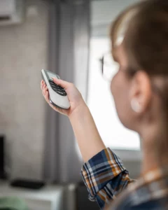 Climatiseur réglé à l'aide d'une télécommande